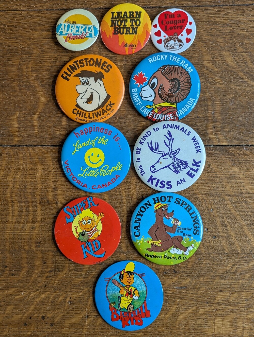 🎒VTG 70s/80s Backpack Buttons Pins Canadian Souvenir Set - Colorful Cartoon